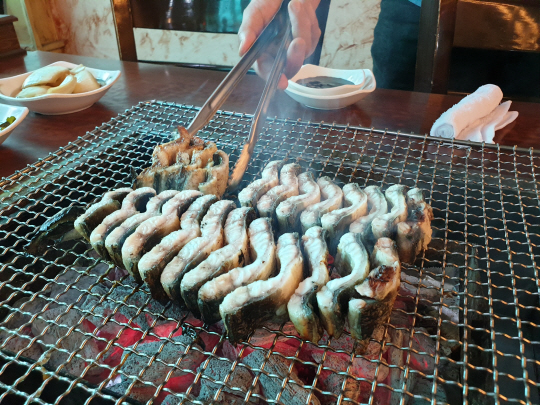[남도 맛집-장수마을 풍천장어]숯불향 품은 장어…맛도 영양도 만점