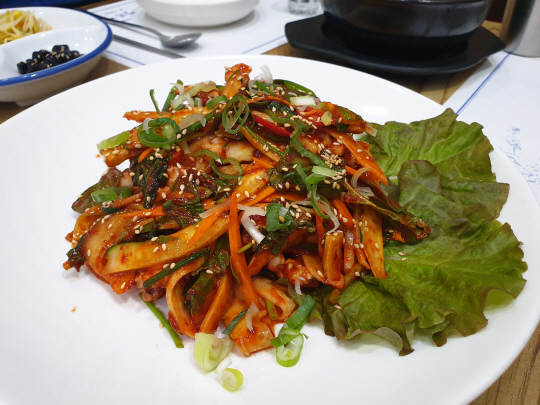 [남도 맛집-상무계절맛집]영양만점 가을 별미 전어, 침샘 자극 새콤달콤 회무침