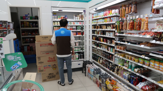 [뉴스분석]내년 최저임금 5% 인상…편의점업계 반발 확산