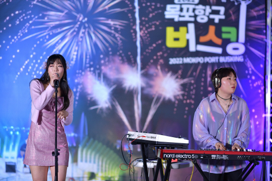 목포시, 목포항구버스킹 거리공연 활성화…K-POP 커버댄스·7080가요 등 선보여