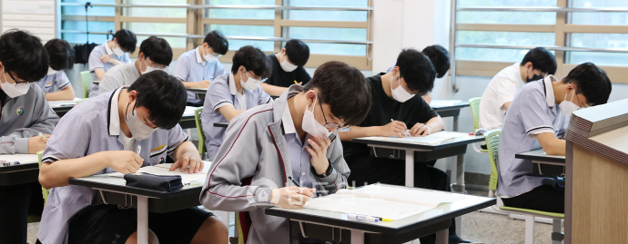 모의고사 보는 수험생들