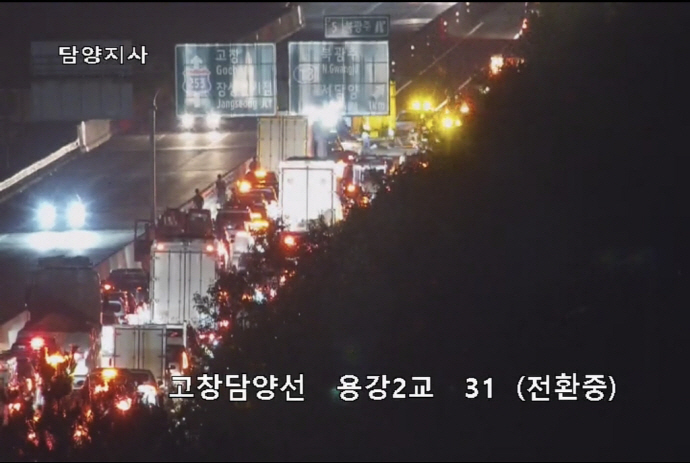 고창담양고속도로 북광주 나들목서 7중 추돌 사고…3명 경상, 차량 정체 극심