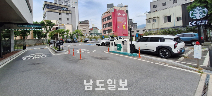 스타벅스 '탱크데이' 공분 확산