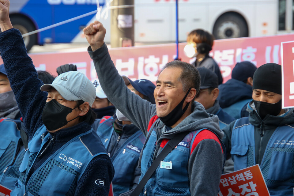 롯데 택배 노동자, 비리 대리점 소장 퇴출하고 승리의 길로 나아가다