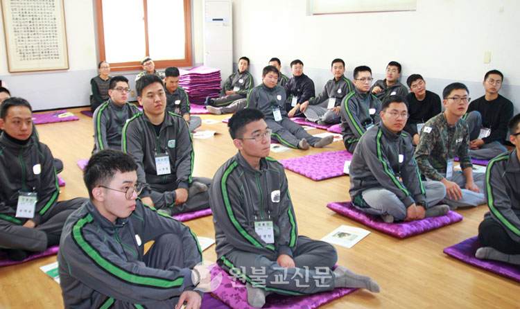 그대들에게 연꽃이 되라고 권하노라