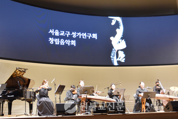 색색의 옷 입은 원불교성가로 꽉 찬 무대
