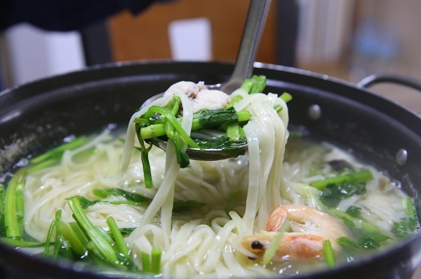 파주 감악산 맛집, 관광객 입맛 사로잡은 감악산복칼국수 눈길