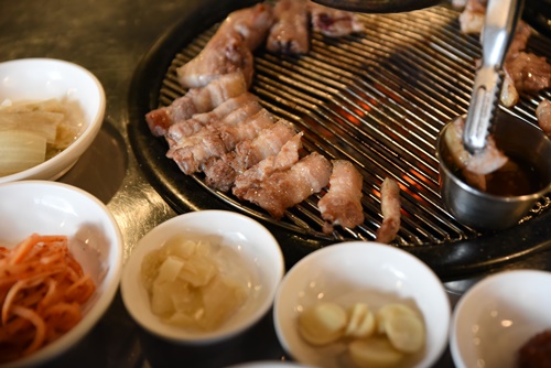 제주 함덕 맛집 저팔계깡통숯불구이, 청정 제주도산의 두툼한 흑돼지 선보여