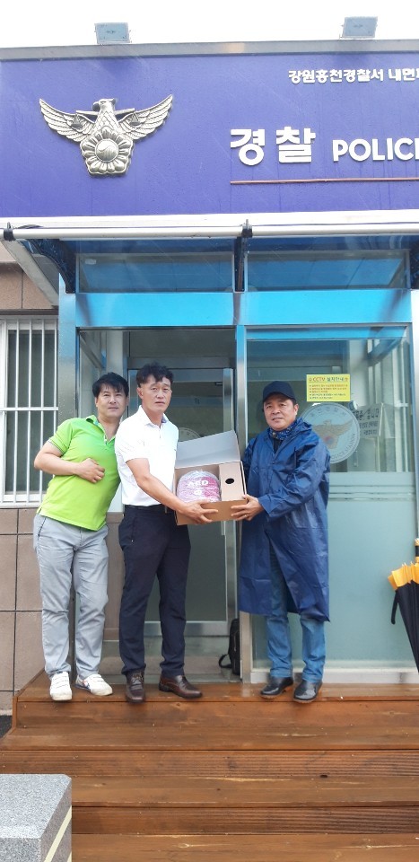 이승표대표와 원주 청소반장 최호순대표, 홍천경찰서 내면지구대에 심장제세동기 기증