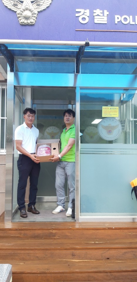 이승표대표와 원주 청소반장 최호순대표, 홍천경찰서 내면지구대에 심장제세동기 기증