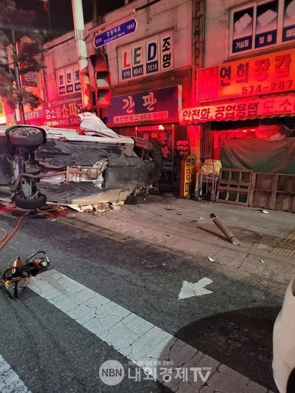 인천 부평 승용차 전봇대 충돌...운전자 사망