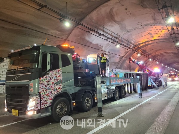 부산 고속도로 장유2터널 추돌사고...트레일러 전도