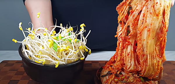 [오늘뭐먹지] 추위 날려버리는 김치콩나물 국밥, 간단 레시피 공개