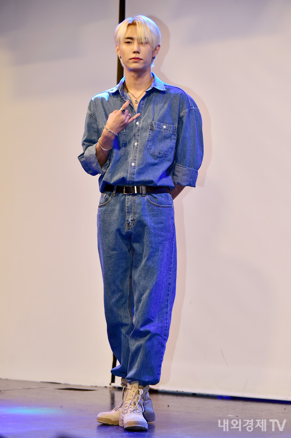 [포토] 데뷔 무대 갖는 그룹 에이블루(ABLUE)