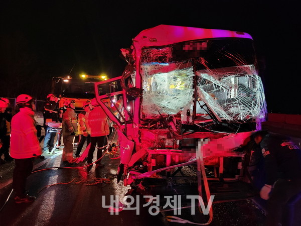 서해안고속도서 졸음운전 고속버스 25t 화물차 추돌…10명 부상