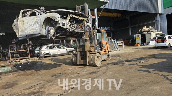 충남 당진 고속도로서 승용차 추돌한 유조차...1명 사망
