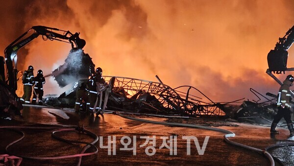 경북 칠곡 대형 물류창고 큰불...10시간 넘는 진화작업 예상