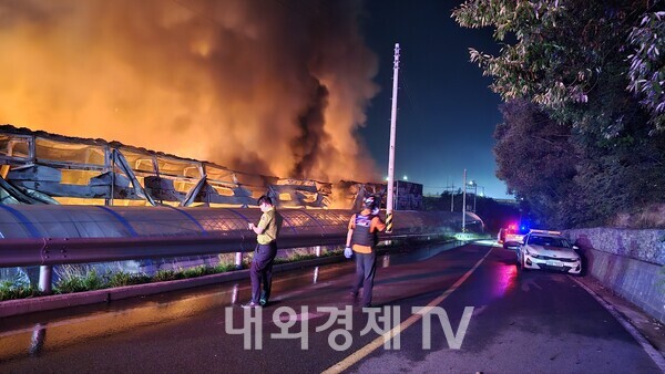 경북 칠곡 대형 물류창고 큰불...10시간 넘는 진화작업 예상