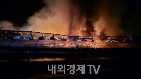 경북 칠곡 대형 물류창고 큰불...10시간 넘는 진화작업 예상