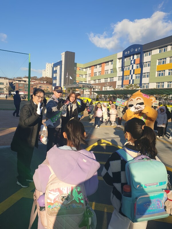 안산단원경찰서-학부모폴리스연합, 안산화정초등학교 학교폭력근절 캠페인 진행