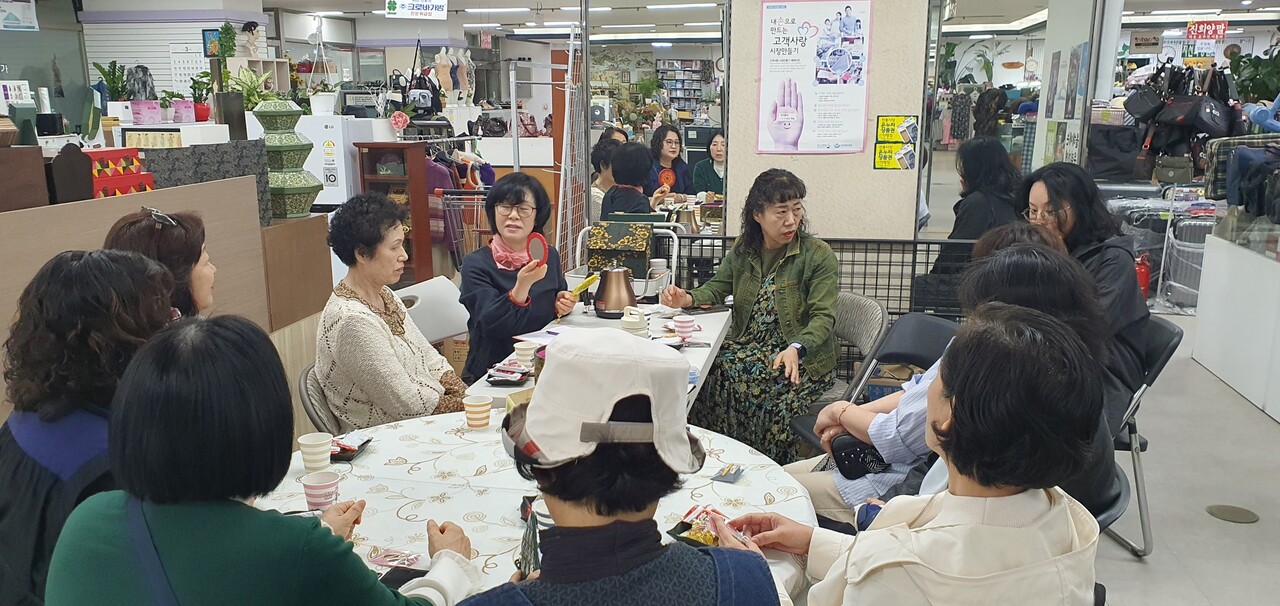 동두천자원봉사센터, 한지공예로 전통과 미래를 잇다