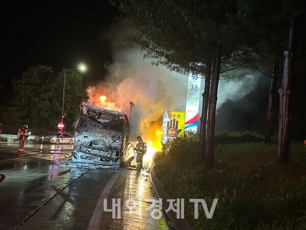 경북 상주 청주영덕고속도로 달리던 화물차서 불...차량 전소, 인명피해 없어