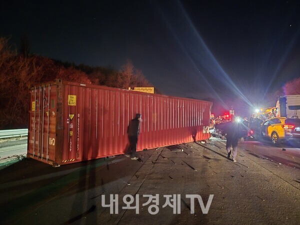 경남 남해고속도로 트레일러 사고로 컨테이너 날아가 반대차선 날벼락