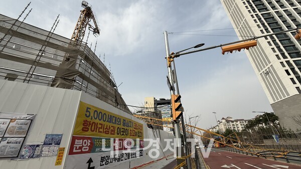 [속보] 대전 유성구 강풍에 타워크레인 쓰러져...근로자 1명 중상