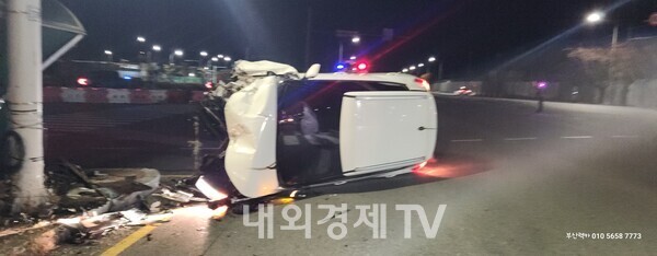 부산 경찰서 앞 음주차량 인도 돌진....신호제어기 쾅~!!