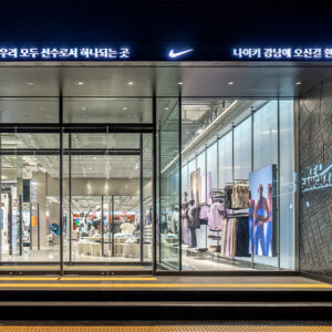 스포츠와 스타일을 잡은 새로운 나이키 강남 스토어│마리끌레르