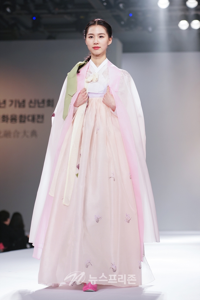 [화보] 김혜순 디자이너의 CEO 한복 패션쇼 (2018 코리아 CEO 서밋)