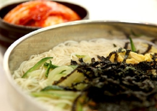 생방송투데이-초저가의 품격 3000원 생면국수, 6시간 우려낸 육수에 쫄깃한 면발 잔치국수 인기