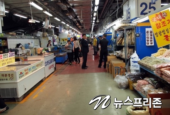마트와 창고 형 할인점 결합점포 선보여
