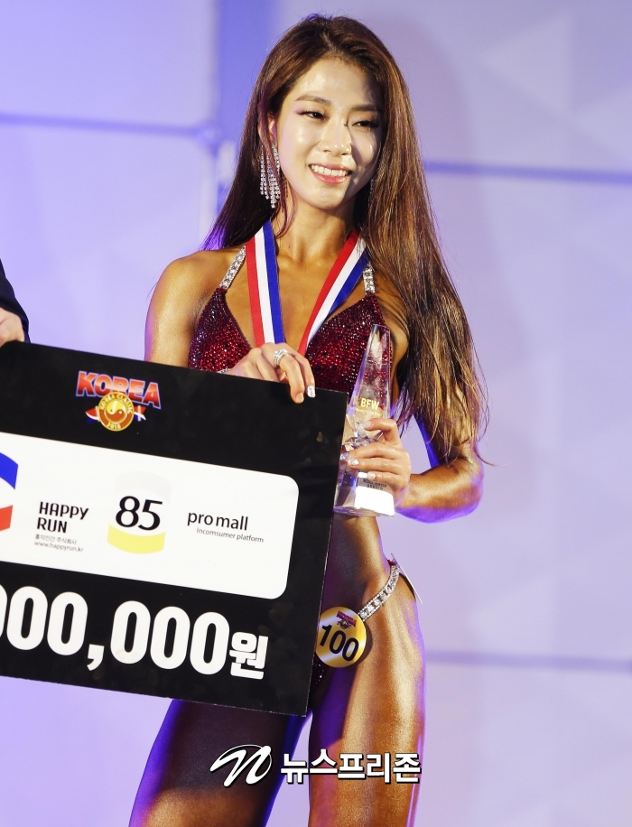 [포토] 서미정, 비키니 통합 1위 수상(코리아클래식)