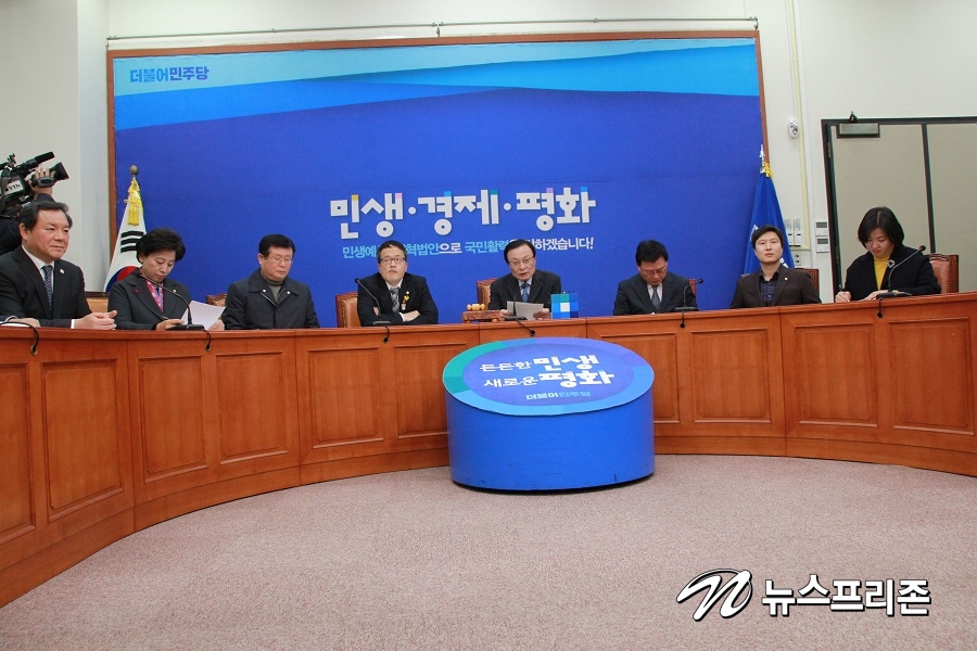 5일, 더불어민주당 최고위원회의 이해찬 당대표를 포함 배석한의원의 모습 [포토]