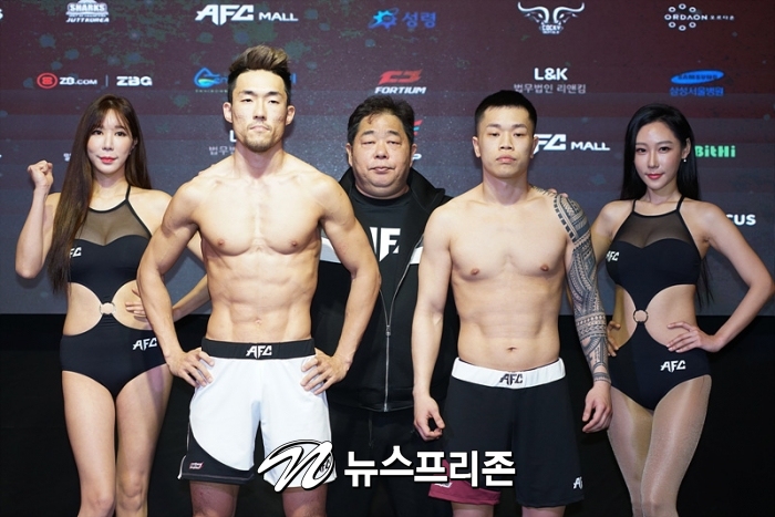[포토] 장현진-박상현, 엔젤스파이팅 AFC 11 계체량 파이팅 포즈