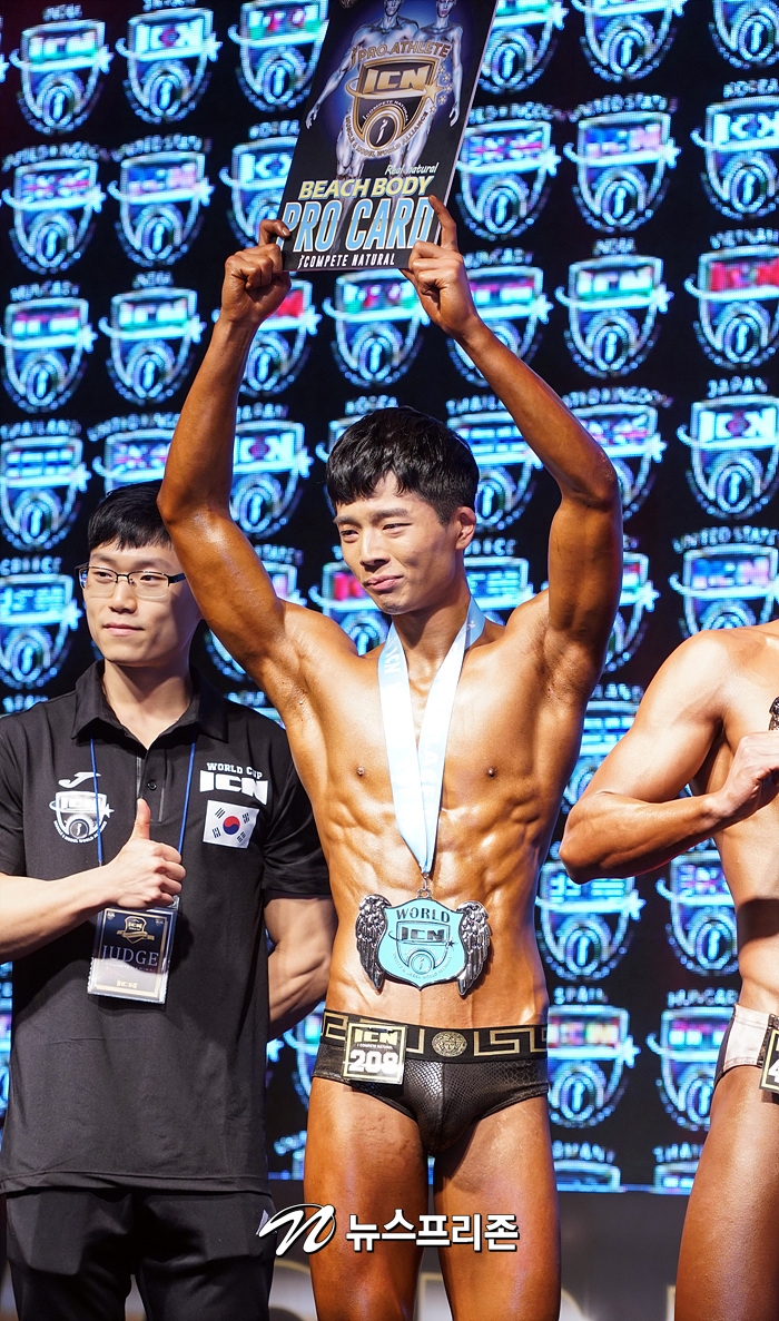 [포토] 김진홍, 비치바디 클래스7 부문 1위 수상(ICN World Cup)
