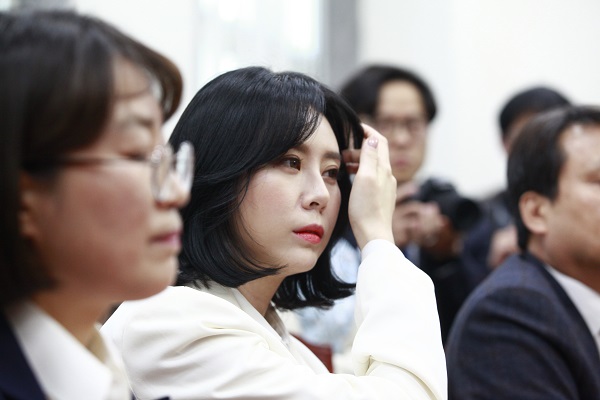 윤지오 BJ 당시 대한항공 승무원 복장으로별 풍선 받았다가 고발당해