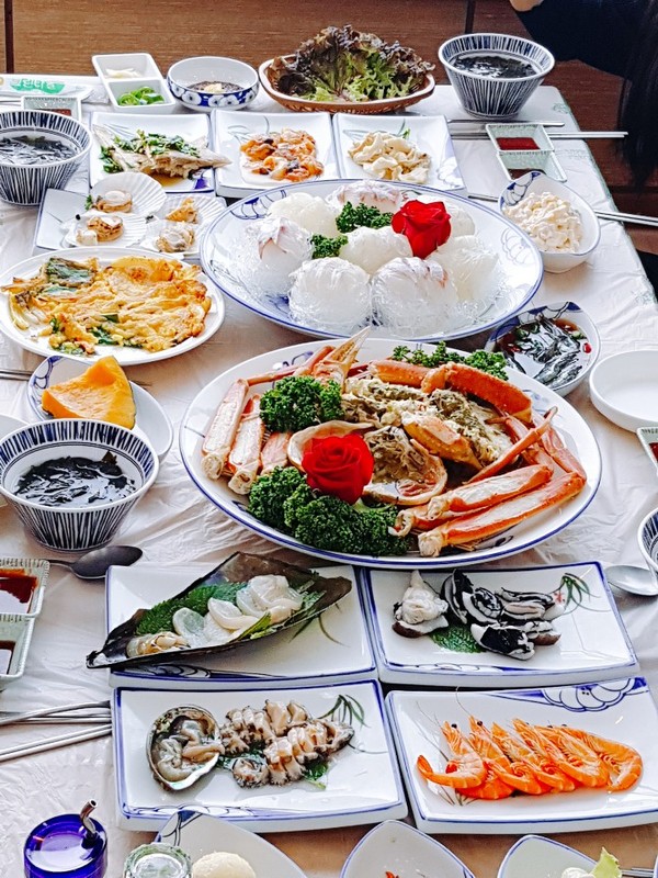 속초 맛집 신돌섬대게횟집 다양한 스끼다시와 제철 킹크랩 선보여