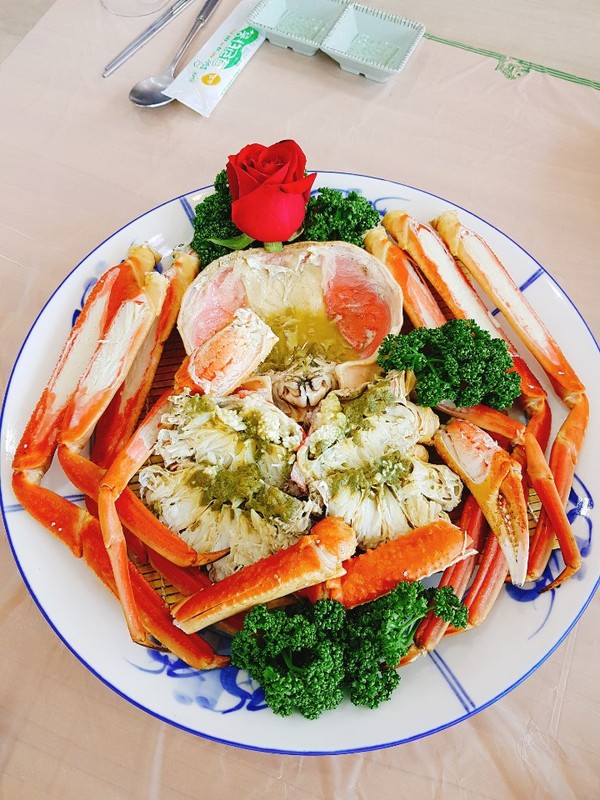 속초 맛집 신돌섬대게횟집 다양한 스끼다시와 제철 킹크랩 선보여