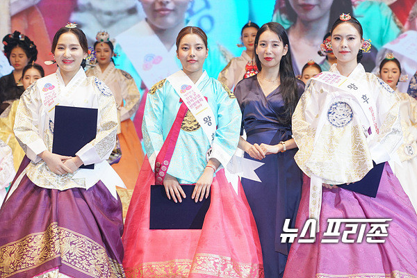 [포토] 전통궁한복 모델선발대회 왕후 부문 칠보단장상 수상자들