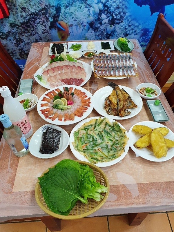 제주도 맛집 신산포구 자연산횟집 고등어회와 딱새우 맛집으로 방문객 발걸음 이어져