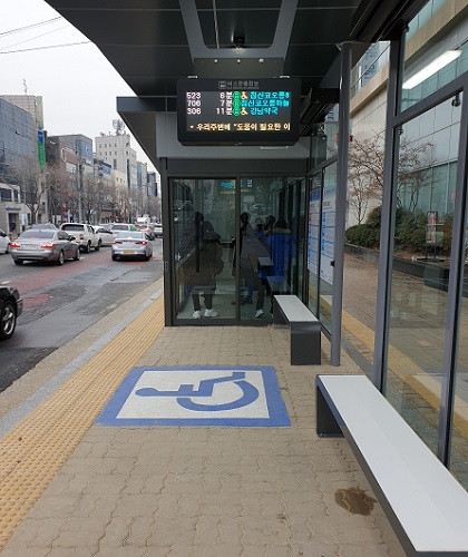 장애인도 편리하게 대기 공간 이용하는 시민편의형 행복승강장