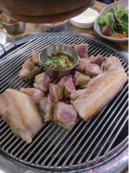 저렴하고 육즙 가득한 흑돼지를 즐길 수 있는 제주공항근처맛집 도민상회 공항점