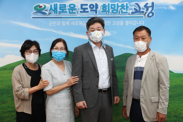 고성군, 고성군청소년수련관 개관식 앞두고 유공자에 감사패 전달