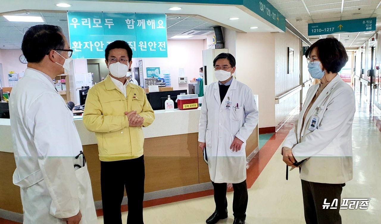 [NF포토] 허태정 시장, 대전을지대학병원 방문...감염병전담병원 의료인 격려