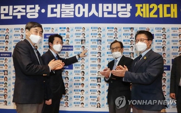 조국의 강 건너야 한다는 민주당 의원들, 무능한 180석의 역겨운 책임전가