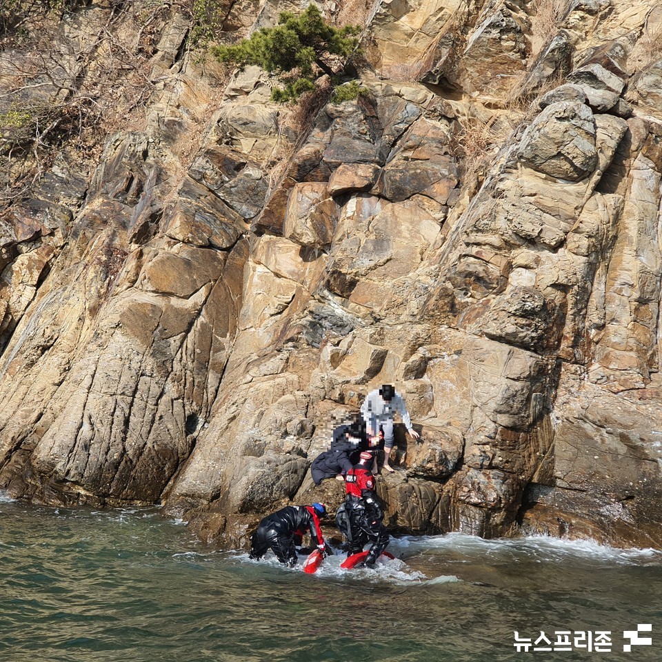보령해경, 갯바위에 고립된 관광객 2명 구조