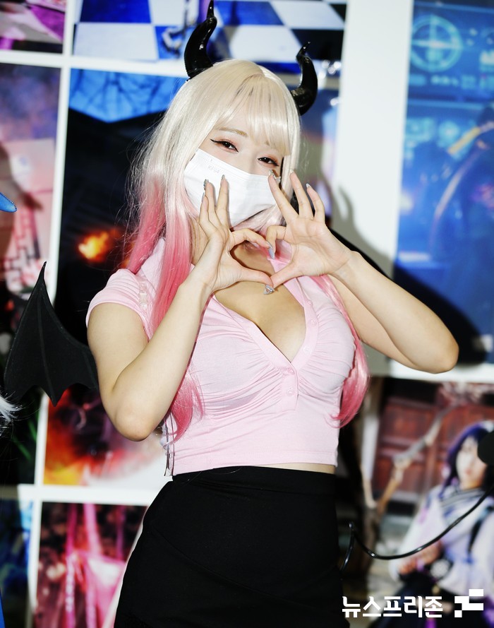 [NF포토] 윤설화, 손하트도 사랑스럽게~(2022 서울 팝콘)