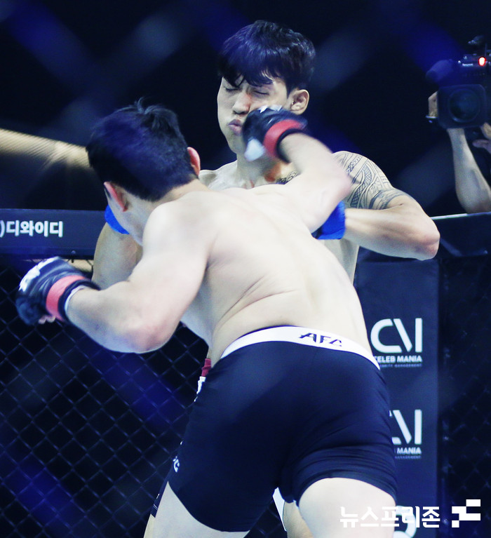 [NF포토] 오수환, 묵직한 안면 강타(AFC 20)